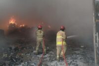 1765731928292-kebakaran-gudang-kosmetik-di-gunung-putri-bogor-diduga-dipicu-cuaca-panas-1765729810463_169