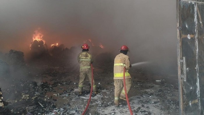 1765731928292-kebakaran-gudang-kosmetik-di-gunung-putri-bogor-diduga-dipicu-cuaca-panas-1765729810463_169