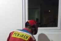 1765731935888-petugas-damkar-membantu-warga-jakut-membuka-pintu-rumah-yang-terkunci-dari-dalam-1765721110193_169