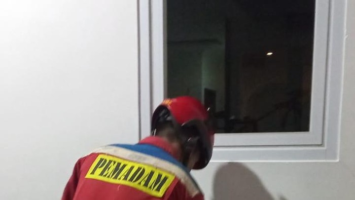 1765731935888-petugas-damkar-membantu-warga-jakut-membuka-pintu-rumah-yang-terkunci-dari-dalam-1765721110193_169