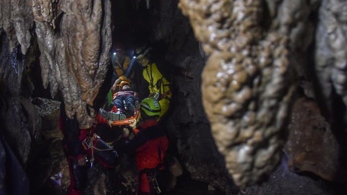 1765753481803-ekstrem-dan-menguras-adrenalin-simulasi-cave-rescue-di-gua-walet-tasikmalaya-1765720385454_169