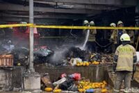 1765775174087-petugas-dan-robot-damkar-dikerahkan-dalam-kebakaran-di-pasar-induk-kramat-jati-1765773492809_169