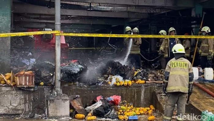 1765775174087-petugas-dan-robot-damkar-dikerahkan-dalam-kebakaran-di-pasar-induk-kramat-jati-1765773492809_169