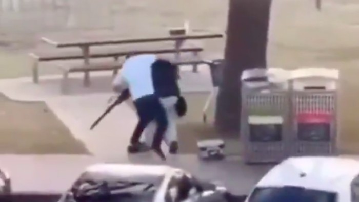 1765775175589-momen-heroik-ahmed-rebut-senjata-pelaku-penembakan-di-australia-1765767219476_169