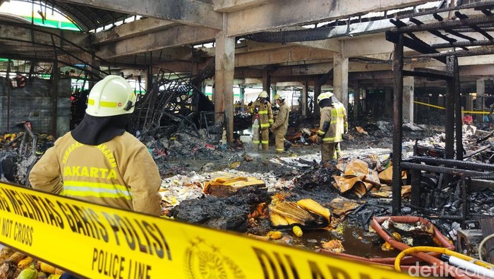 1765775176085-kebakaran-di-pasar-induk-kramat-jati-jaktim-kurniawandetikcom-1765772990862_169