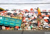 1765796754640-sampah-menumpuk-setinggi-2-meter-di-jalan-raya-jombang-1765794328993_169