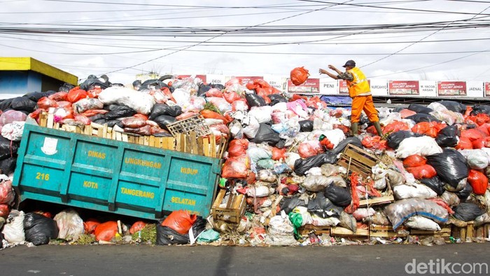 1765796754640-sampah-menumpuk-setinggi-2-meter-di-jalan-raya-jombang-1765794328993_169