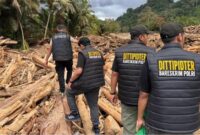 1765796755636-bareskrim-olah-tkp-banjir-yang-bawa-gelondongan-kayu-di-garoga-sumut-1765203498366_169