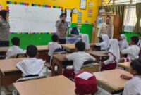 1765796758936-kegiatan-belajar-di-sdn-kalibaru-01-berangsur-normal-usai-insiden-mobil-mbg-menerobos-dan-menabrak-guru-dan-siswa-kepolisian-m-1765785468291_169