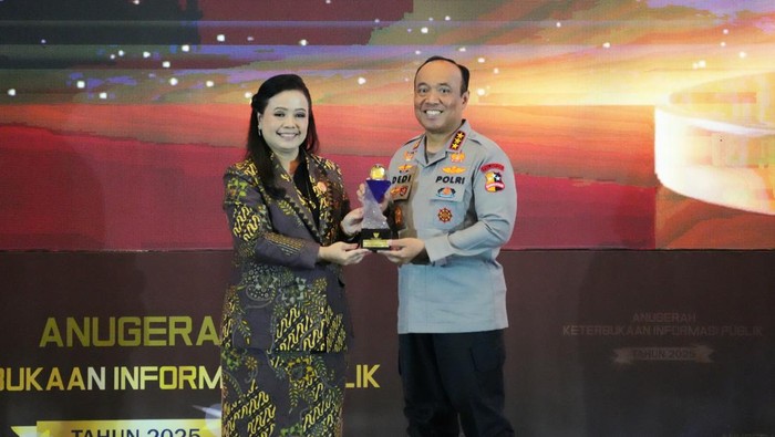 1765796760200-wakapolri-komjen-dedi-prasetyo-menerima-penghargaan-dari-kpi-1765795004620_169