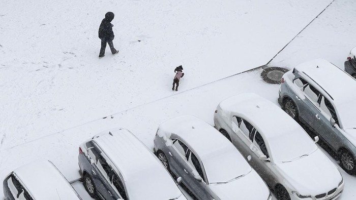 1765818342157-anak-anak-dan-warga-kyiv-nikmati-salju-pertama-di-tengah-perang-1765709858184_169