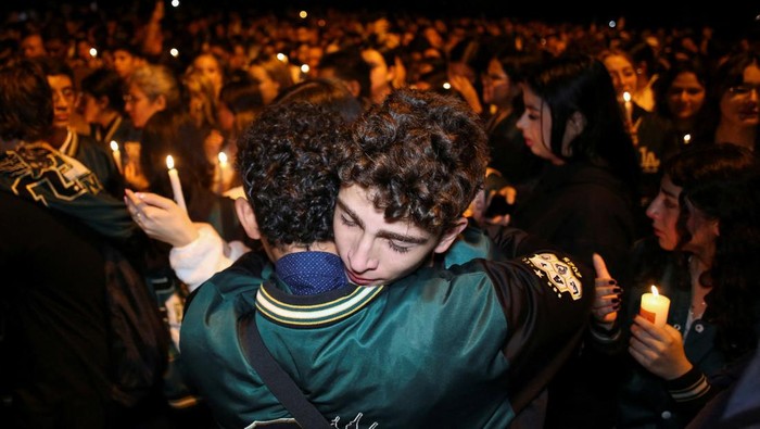 1765818343558-lilin-dan-doa-mengiringi-duka-siswa-korban-kecelakaan-bus-di-kolombia-1765772791137_169