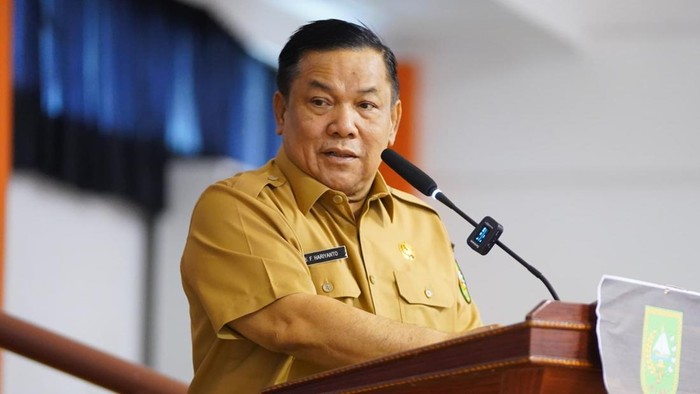 1765818345489-plt-gubernur-riau-sf-hariyanto-dok-diskominfotik-riau-1764647800209_169