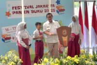 1765861577268-pramono-memuji-karya-dari-naila-paling-kiri-yang-menyoroti-isu-banjir-dan-hutan-brigitta-beliadetikcom-1765860029497_169