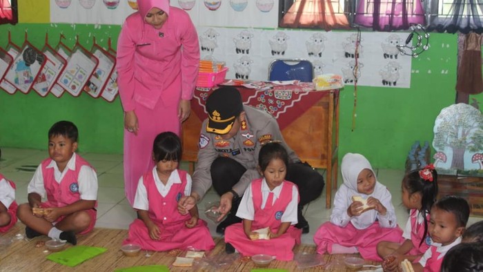 1765861577782-sppg-polres-kuansing-mendistribusikan-mbg-kepada-39-anak-tk-tunas-harapan-1765859694662_169