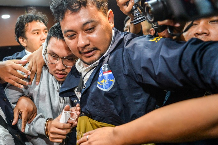 1765861581875-youtuber-muhammad-adimas-diperiksa-polda-jabar-usai-ditangkap-di-semarang-1765854541887