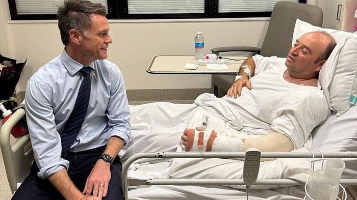 1765861584600-pm-australia-menjenguk-pahlawan-sejati-australia-ahmed-el-ahmed-yang-berhasil-merebut-senjata-pelaku-penembakan-di-pantai-bond-1765857299753