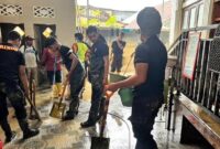 1765861589888-polisi-bersihkan-masjid-raya-alfurqan-aceh-tamiang-1765856546046_169