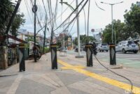 1765883133201-kabel-utilitas-semrawut-tutupi-trotoar-di-tebet-pejalan-kaki-terancam-1765872612659_169