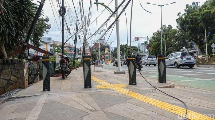 1765883133201-kabel-utilitas-semrawut-tutupi-trotoar-di-tebet-pejalan-kaki-terancam-1765872612659_169
