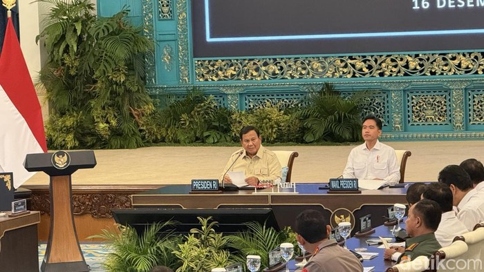 1765883134213-presiden-prabowo-subianto-dan-wapres-gibran-rakabuming-raka-1765882222628_169