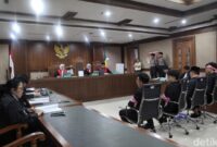 1765883135837-sidang-perdana-delpedro-dkk-1765880144524_169