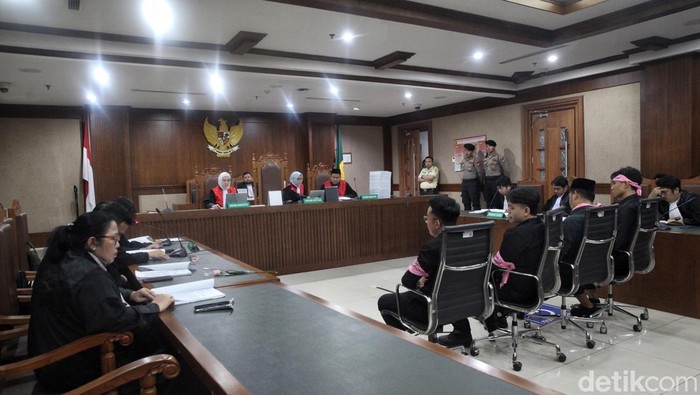 1765883135837-sidang-perdana-delpedro-dkk-1765880144524_169