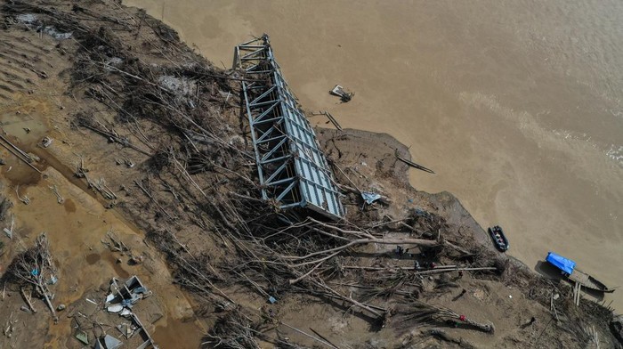 1765883139109-jembatan-lubuk-sidup-masih-putus-pascabanjir-akses-warga-aceh-tamiang-terganggu-1765435808376_169