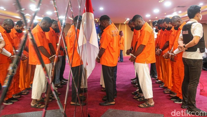 1765883142479-sebanyak-220-wna-terjaring-operasi-bumi-pura-sakti-wirawasti-1765875826347_169