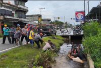 1765883142964-polsek-tebing-tinggi-bersama-warga-gotong-royong-membersihkan-saluran-air-1765879858349_169