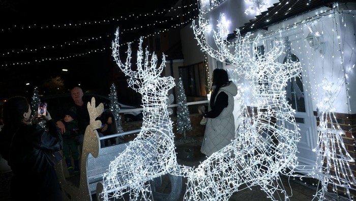 1765904748119-rumah-bercahaya-di-feltham-jadi-simbol-kepedulian-jelang-natal-1765874235771_169