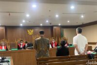 1765904748653-majelis-hakim-menjatuhkan-hukuman-penjara-kepada-tiga-terdakwa-kasus-korupsi-pemberian-fasilitas-kredit-oleh-lembaga-pembiayaa-1765899958482_169