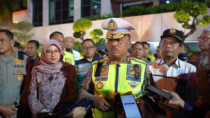 1765904753134-kakorlantas-polri-irjen-agus-suryonugroho-mengecek-kesiapan-jalur-darat-dari-surabaya-hingga-banyuwangi-jawa-timur-menjelang-a-1765898048843_169