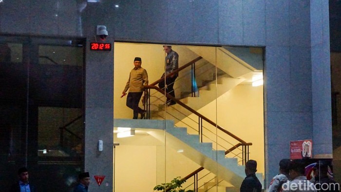 1765904754147-usai-diperiksa-8-jam-eks-menag-yaqut-irit-bicara-soal-kasus-kuota-haji-1765897058284_169