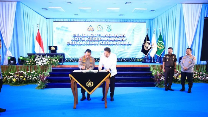 1765904754646-kapolri-jenderal-listyo-sigit-prabowo-saat-penandatanganan-nota-kesepahaman-mou-tentang-penerapan-kuhp-kuhap-baru-bersama-jaks-1765896506049_169