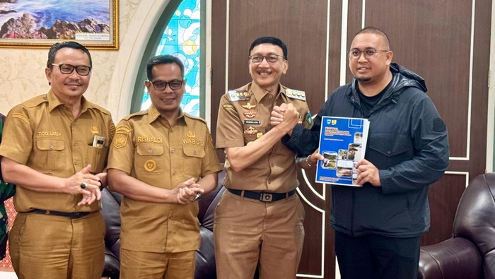 1765904755350-wakil-ketua-komisi-vi-dpr-ri-andre-rosiade-mengawal-pemkab-pesisir-selatan-pessel-mengusulkan-rp-7336-miliar-untuk-percepatan--1765896364097_169
