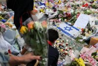 1765904756123-lilin-dan-bunga-warnai-pantai-bondi-pasca-penembakan-massal-1765862605020_169