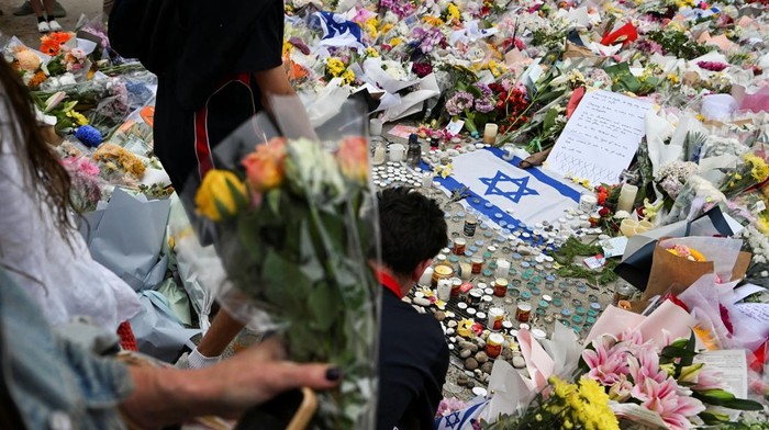 1765904756123-lilin-dan-bunga-warnai-pantai-bondi-pasca-penembakan-massal-1765862605020_169