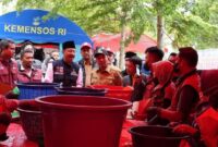 1765904756630-menteri-sosial-mensos-syaifullah-yusuf-atau-gus-ipul-meninjau-dapur-umum-korban-banjir-di-pidie-jaya-aceh-dok-kemensos-1765899225472_169