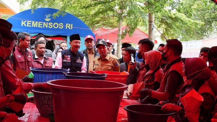 1765904756630-menteri-sosial-mensos-syaifullah-yusuf-atau-gus-ipul-meninjau-dapur-umum-korban-banjir-di-pidie-jaya-aceh-dok-kemensos-1765899225472_169