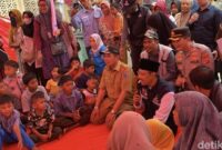 1765926279050-menteri-sosial-gus-ipul-menghibur-anak-anak-korban-banjir-di-pidie-jaya-aceh-devi-pdetikcom-1765906420233_169