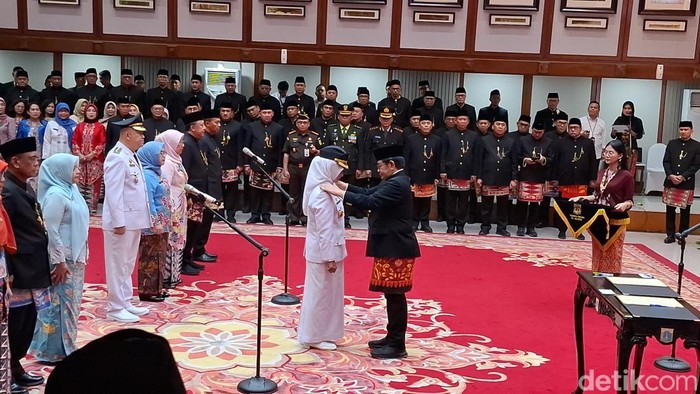 1765969552375-gubernur-dki-jakarta-melantik-sejumlah-pejabat-di-balai-kota-1765966164938_169