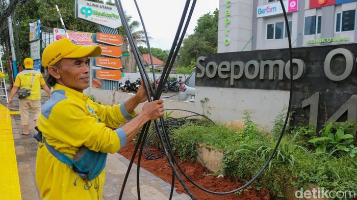 1765969554220-kabel-menjuntai-di-jalan-soepomo-dirapikan-trotoar-tebet-kembali-nyaman-1765962183081_169