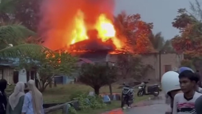 1765991143038-rumah-terduga-bandar-narkoba-di-bakar-emak-emak-di-mandailing-natal-sumatera-utara-doktangkapan-layar-1765980349921_169