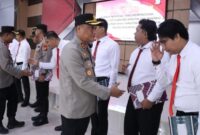 1765991143631-kapolres-rohil-akbp-isa-imam-syahroni-memberikan-penghargaan-kepada-22-personel-atas-pengungkapan-799-kilogram-sabu-1765989030845_169