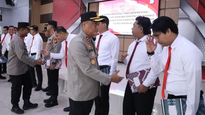 1765991143631-kapolres-rohil-akbp-isa-imam-syahroni-memberikan-penghargaan-kepada-22-personel-atas-pengungkapan-799-kilogram-sabu-1765989030845_169