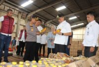 1765991155980-polresta-pekanbaru-sidak-pasar-untuk-memastikan-ketersediaan-bahan-pokok-jelang-natal-dan-tahun-baru-2026-1765982570161_169