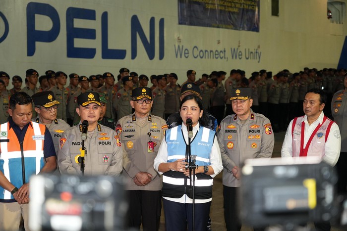 1765991157420-pelni-polri-angkut-237-personel-dan-logistik-via-km-egon-menuju-sumatera-1765982023056