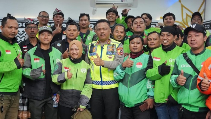 1765991159582-kakorlantas-polri-irjen-agus-suryonugroho-mengajak-ojol-dan-pecalang-menjadi-pelopor-keselamatan-lalu-lintas-di-bali-dok-istim-1765980846290_169