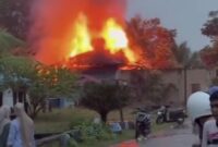 1766012681511-rumah-terduga-bandar-narkoba-di-bakar-emak-emak-di-mandailing-natal-sumatera-utara-doktangkapan-layar-1765980349921_169